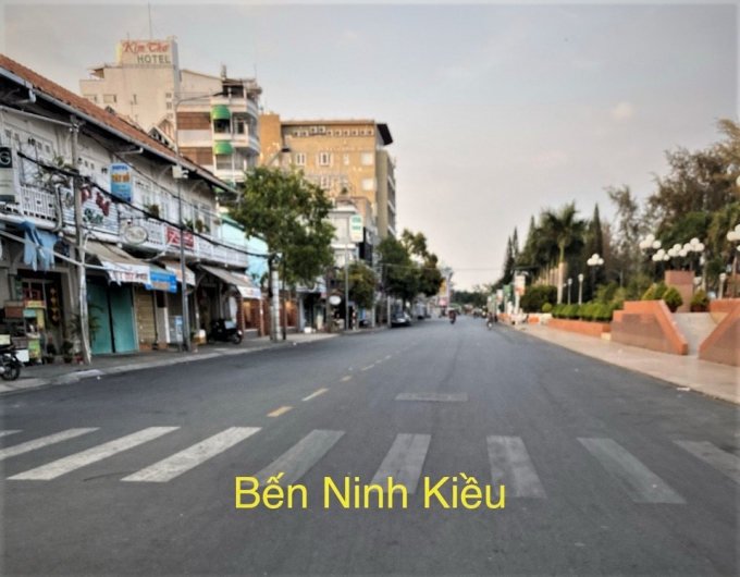 Bến Ninh Kiều trong sáng nay 1/4 lác đác người qua lại. Tuyến đường này vào ngày thường vào giờ tan tầm là nơi tập trung đông người.