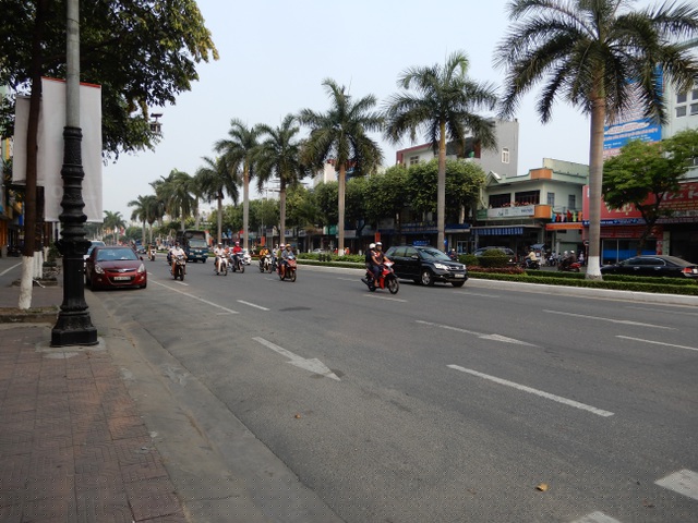 Sáng 1/4, người dân ra đường ít hơn ngày thường sau lệnh cách ly toàn xã hội