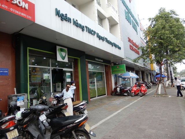 Các ngân hàng làm việc nhưng khách hàng phải chờ đến lượt chứ không vào một lúc nhiều người