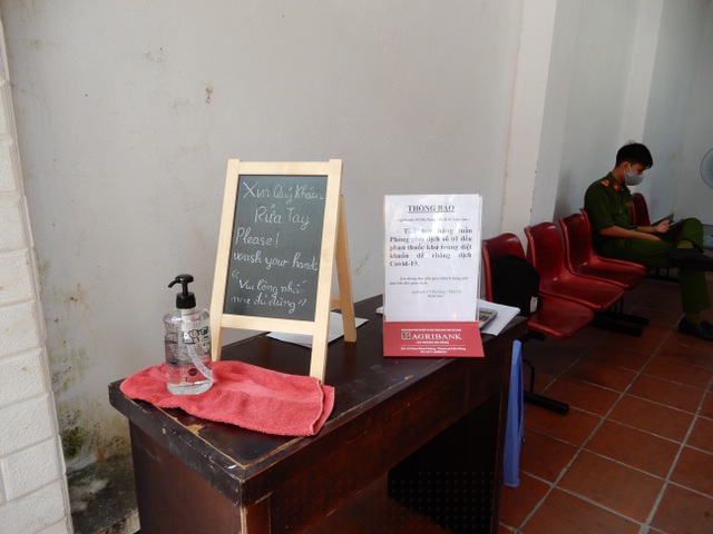 Trước của ra vào của các ngân hàng đều có nước rửa tay sát khuẩn để phục vụ khách hàng