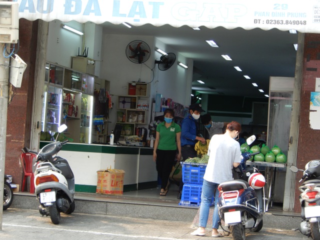 Từ ngày 1/4, các siêu thị bán thực phẩm là những cửa hàng được mở cửa