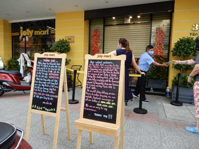 Tuy nhiên, để đảm bảo an toàn, có siêu thị cũng đã chuyển qua bán online