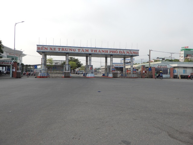 Khung cảnh vắng vẻ trước cổng Bến xe trung tâm TP Đà Nẵng