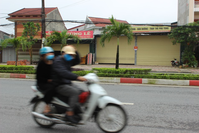 Tại nhiều tuyến phố kinh doanh, các cửa hàng đều đồng loạt nghỉ bán