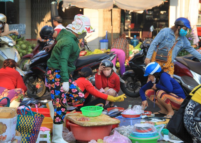 Sáng 1/4, các chợ vẫn diễn ra bình thường nên không còn tình trạng mua hàng tích trữ và giá cả cũng bình ổn.