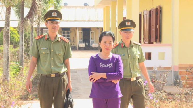 5c7049cf4f8ca6d2ff9d