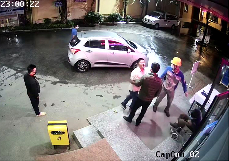 Không đeo khẩu trang giữa đại dịch Covid 19, còn hành hung nhân viên của Bệnh viện khi bị nhắc nhở