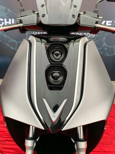 cum-den-projector-xe-may-dien-vinfast-v9-muaxegiatot-vn