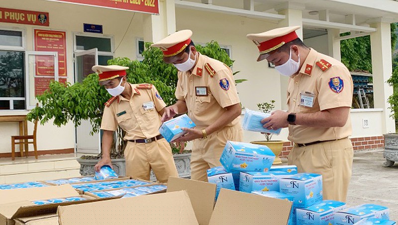 Cơ quan công an kiểm tra số khẩu trang y tế bị bắt giữ (Ảnh: CQCA)