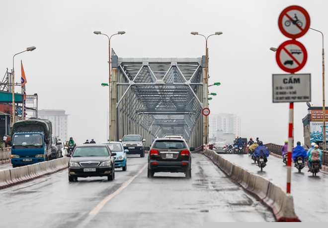 Giao thông trên cầu Long Biên sáng 2/4 trước khi các chốt kiểm tra bắt đầu triển khai.