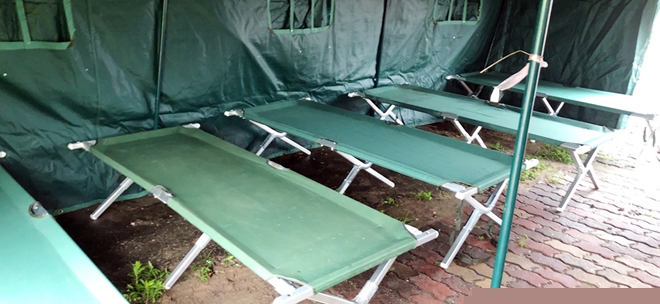 Tại các lều, giường dã chiến, barie được Công an Hà Nội trang cấp đầy đủ.