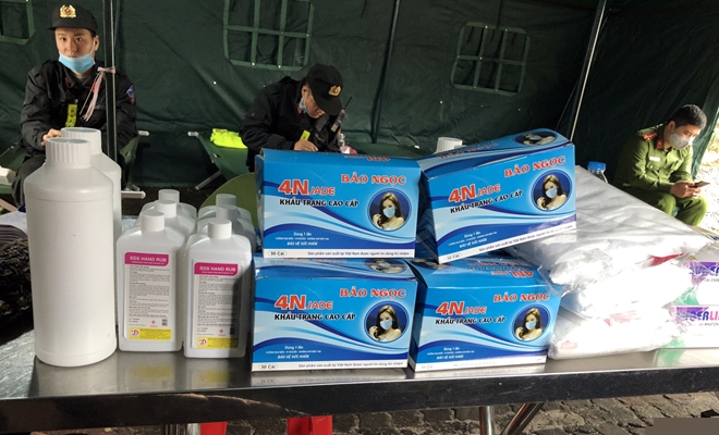 Các trang thiết bị phòng chống dịch bệnh, khẩu trang, nước khử khuẩn được trang cấp cho CBCS làm nhiệm vụ...