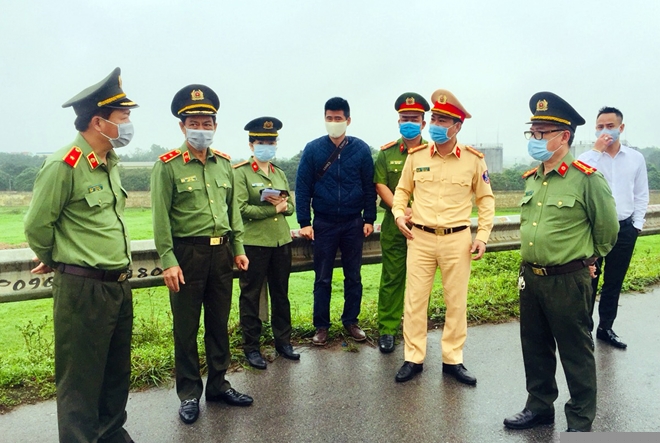 Sáng 2/4, Trung tướng Đoàn Duy Khương, Giám đốc Công an TP Hà Nội đã đi kiểm tra các chốt trực.