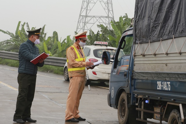 Sau đó, lực lượng chức năng yêu cầu tài xế cung cấp, khai báo thông tin lịch trình di chuyển của phương tiện.