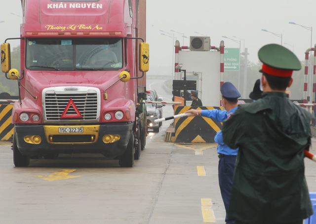 Tất cả các phương tiện lưu thông qua trạm thu phí đều phải dừng lại để lực lượng chức năng tiến hành kiểm tra y tế.