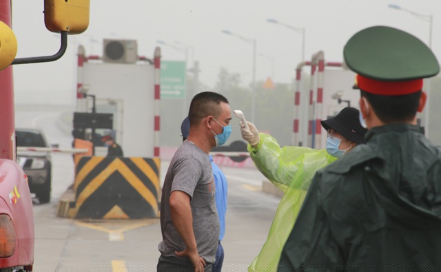 Theo một cán bộ công an thuộc tổ kiểm soát, thực hiện quy định của UBND TP Hải Phòng, tất cả những xe đi từ vùng dịch, khi đến chốt kiểm tra liên ngành là phải quay đầu về Hà Nội. Riêng với các trường hợp đưa người đi cấp cứu, trường hợp hiểm nghèo hoặc khẩn cấp khác thì sẽ được lưu thông nhưng phải khai báo y tế, để lại thông tin cá nhân, số điện thoại....