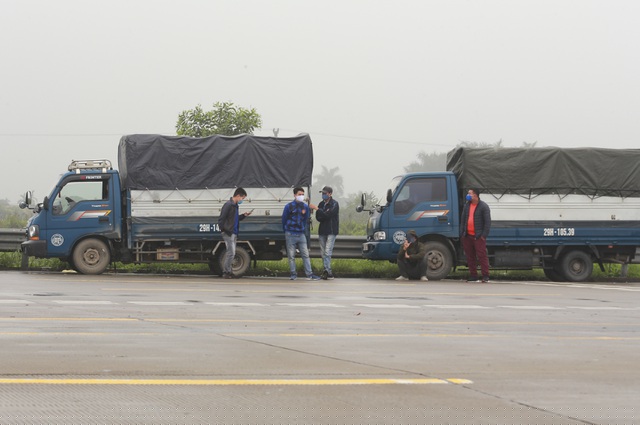 Một số xe tải dừng ở trạm kiểm soát, chờ xe từ TP Hải Phòng ra bốc hàng trước khi quay về lại Hà Nội