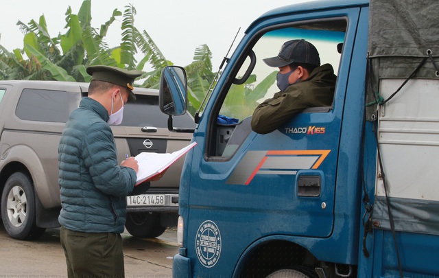Đối với phương tiện di chuyển từ vùng không có dịch, tổ liên ngành kiểm tra thân nhiệt, khai báo y tế nếu đảm bảo sẽ được tiếp tục di chuyển.