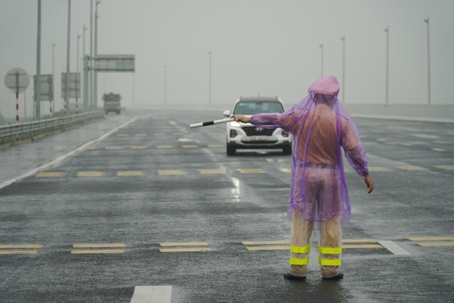 Còn tại trạm thu phí Bạch Đằng (cao tốc Hà Nội - Hải Phòng - Quảng Ninh), lực lượng CSGT phối hợp với quân đội, nhân viên y tế… thuộc TP Quảng Ninh tiến hành kiểm tra 100% phương tiện cá nhân, xe tải di chuyển qua trạm.