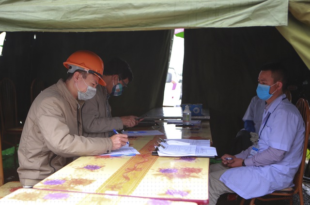 Hình ảnh các tài xế khai báo y tế tại trạm kiểm soát dịch Covid-19.