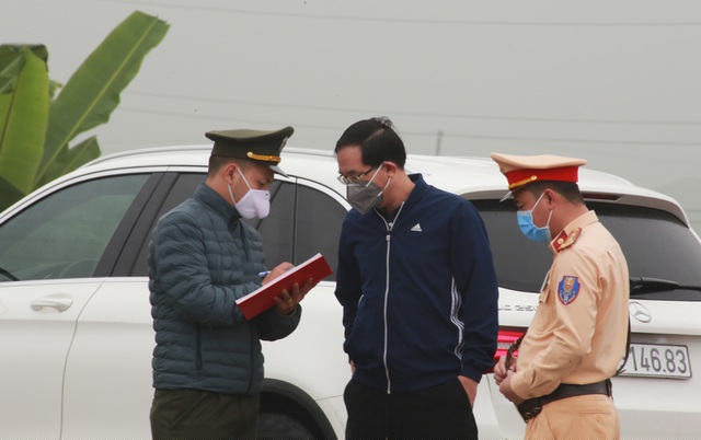 Đại úy Nguyễn Ngọc Hoàn, Phó đội trưởng đội tuần tra cao tốc số 2 (Cục CSGT) cho biết, thực hiện Chỉ thị số 16 của Thủ tướng Chính phủ, đơn vị bố trí 4 tổ công tác phối hợp với Quảng Ninh, Hải Phòng kiểm soát 24/24h phương tiện lưu thông trên cao tốc nhằm kiểm tra thân nhiệt, lịch trình di chuyển toàn bộ người dân. 