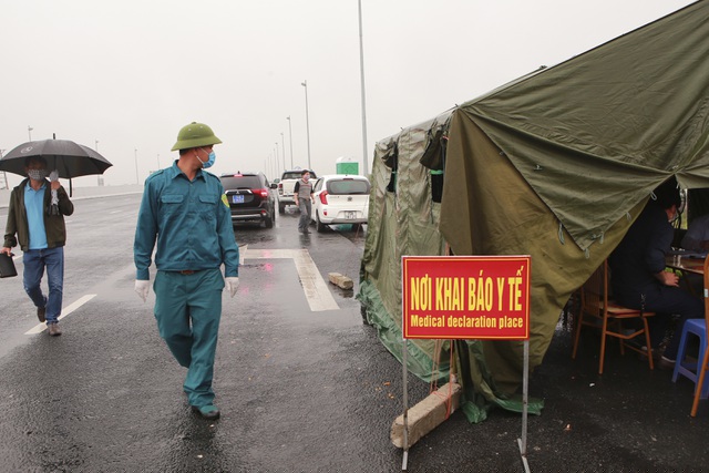 Từ đó, tổ liên ngành sẽ lên phương án xử lý đối với các trường hợp cụ thể. Tại các chốt, lực lượng liên ngành chuẩn bị đầy đủ trang thiết bị thiết yếu phục vụ công tác kiểm tra, phòng dịch, nhu yếu phẩm.
