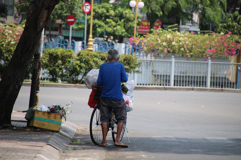 Người dân bán vé số tạm nghỉ hoặc chuyển qua lượm ve chai trong những ngày ngừng bán vé số