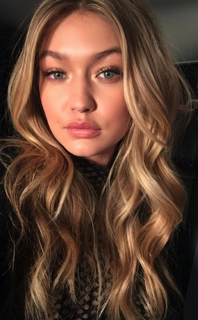 Gigi Hadid, cô bạn thân của Kendall Jenner cũng vô cùng nổi tiếng trên mạng xã hội với 51 triệu người theo dõi. Ngay từ khi mới hai tuổi, Gigi Hadid đã có cơ hội làm người mẫu nhí cho một thương hiệu quần áo trẻ em và càng theo thời gian, mỹ nhân tóc vàng càng có sắc vóc quyến rũ khó cưỡng.