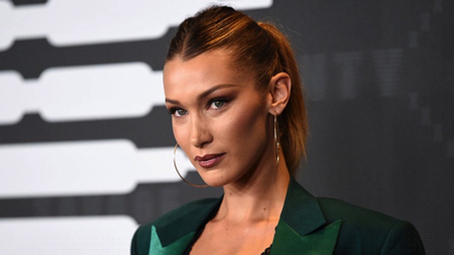 Bella Hadid cũng theo sát thành tích của các đàn chị với 27,5 triệu người theo dõi trên trang Instagram cá nhân. Là em gái của Gigi Hadid nhưng Bella không hề bị cái bóng của cô chị che lấp mà ngược lại còn tạo được dấu ấn riêng trong đại gia đình Hadid nổi tiếng.