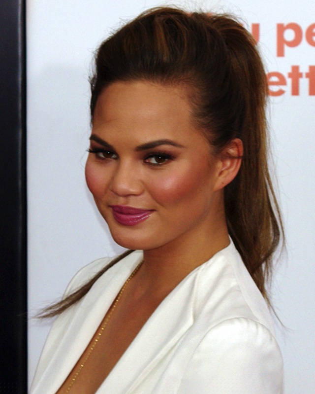 Không chỉ là gương mặt quen thuộc của các tờ tạp chí nổi tiếng như Sports Illustrated, Vogue hay Cosmopolitan, Chrissy Teigen còn có sức ảnh hưởng lớn trên mạng xã hội với hơn 27,1 triệu người theo dõi. Sức hấp dẫn của Chrissy Teigen đến từ việc bà xã John Legend luôn rất chăm chỉ tương tác và chia sẻ cuộc sống hằng ngày của mình với người hâm mộ.