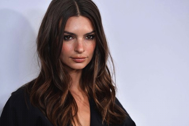 Emily Ratajkowski cũng nằm trong tốp 10 chân dài nổi tiếng nhất trên mạng xã hội với 25 triệu người theo dõi. Kể từ khi xuất hiện trong MV ca khúc Blurred lines của Robin Thicke hồi năm 2013, sự nghiệp của Emily Ratajkowski đã có những bước phát triển ngày càng vững chắc.