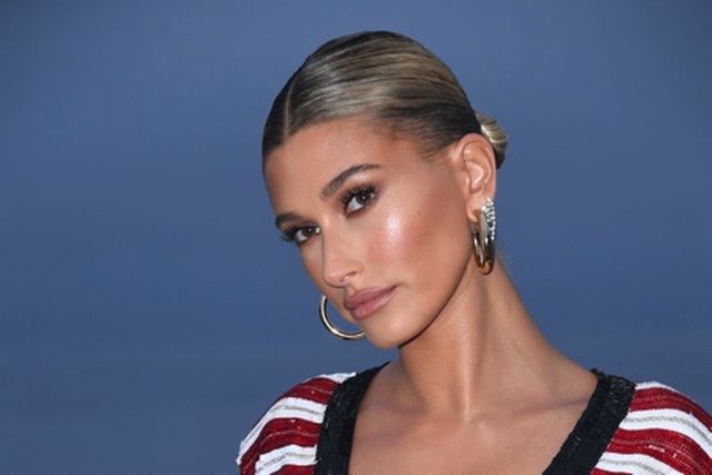 Hailey Baldwin vốn đã là một trong những chân dài xinh đẹp và nổi tiếng nhất hành tinh khi từng xuất hiện trên nhiều ấn phẩm đình đám như Pretty Little Thing, Teen Vogue hay Vogue. Đặc biệt, kể từ khi làm đám cưới với “Hoàng tử nhạc pop” Justin Bieber, danh tiếng của Hailey càng tiếp tục vươn xa.