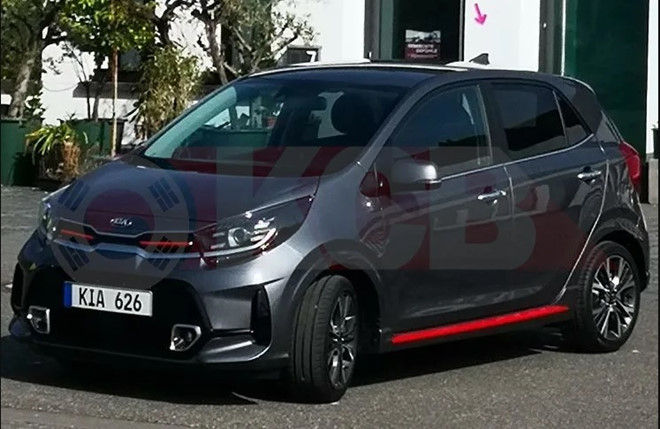 Ở phiên bản mới, Kia Morning 2021 được cải tiến đáng kể ở ngoại hình khi có cụm lưới tản nhiệt thể thao hơn nhờ đường viền màu đỏ, cản trước được tạo hình sắc nét hơn với hốc gió lớn, đèn sương mù được dịch chuyển vào 2 bên phía trong.