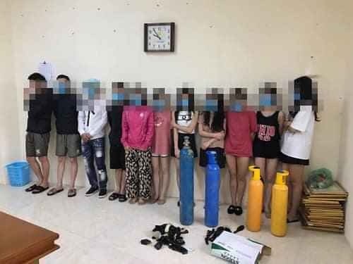 Nhóm nam thanh niên vẫn hồn nhiên mang bóng cười vào quán karaoke giữa mùa dịch.