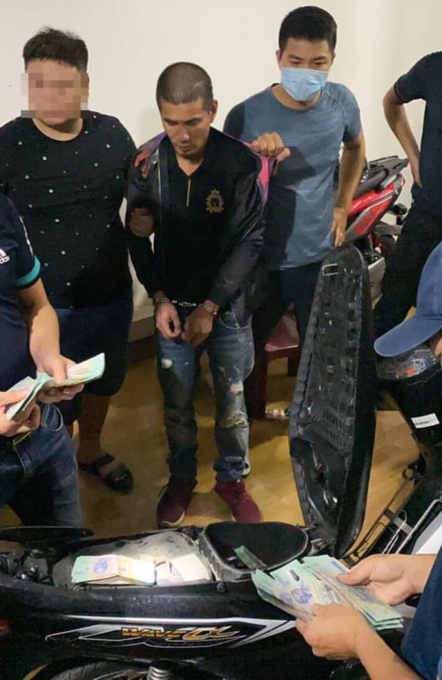 Đối tượng cùng tang vật thu giữ được.