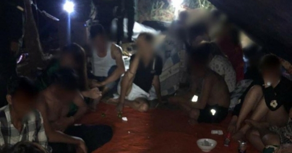 Hàng chục nhân viên tụ tập ăn nhậu trước lệnh cấm chống dịch COVID-19
