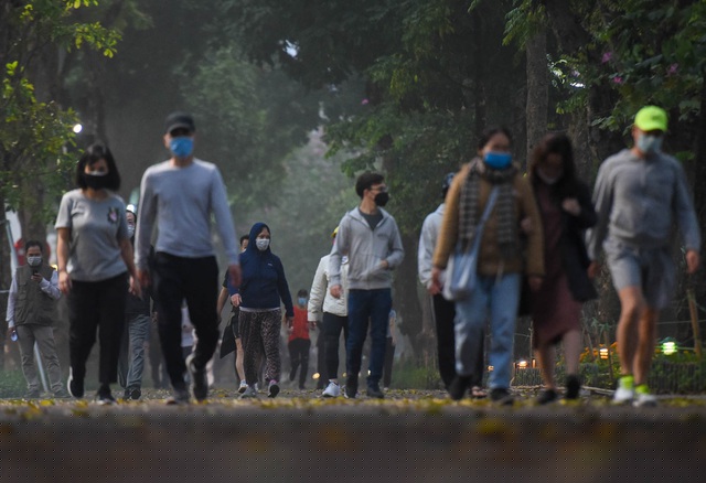 Vvào lúc 18 giờ tối 2/4, người dân vẫn tập thể dục rất đông xung quanh khu vực hồ Hoàn Kiếm. Gần như không ai chú ý đến việc giữ khoảng cách tối thiểu 2m.