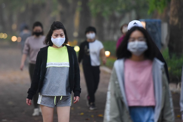 Hồ Gươm là địa điểm tập thể dục quen thuộc của người dân sinh sống khu vực lân cận lâu nay. 