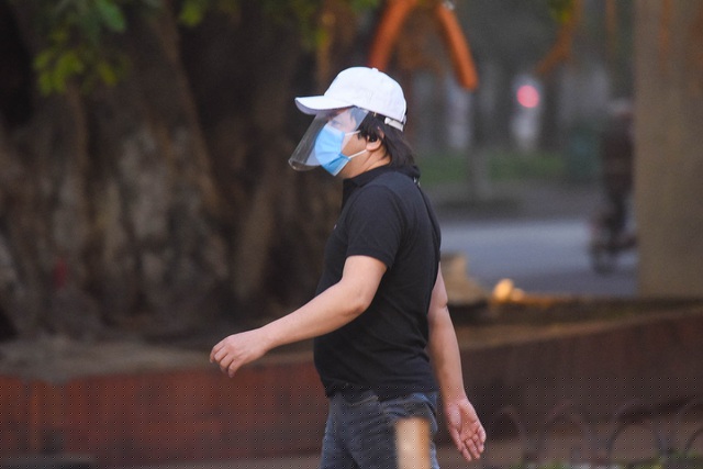 Đa số người dân tập thể dục tại đây đều đeo khẩu trang. Một số người trang bị cả mũ kính chắn giọt bắn.