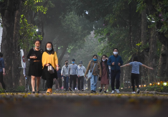 Tuy nhiên việc đảm bảo khoảng cách an toàn của người dân không được thực hiện nghiêm. Nhiều người khá chủ quan khi tháo bỏ hoặc hạ thấp, đeo khẩu trang không đúng cách.