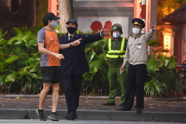 Ở khu vực trước cửa đền Ngọc Sơn, lực lượng chức năng đã tiến hành hướng dẫn người dân không nên tụ tập nơi đông người và nhắc nhở về tình hình dịch Covid-19 đang có nhiều diễn biến phức tạp.