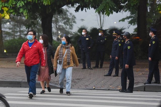 Đa số người dân đều ra về khi được lực lượng chức năng nhắc nhở.