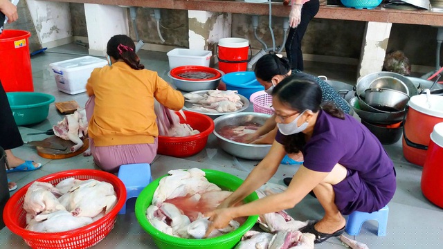 Chị em Hội Phụ nữ đến giúp bộ đội nấu ăn cho người dân trong khu cách ly.