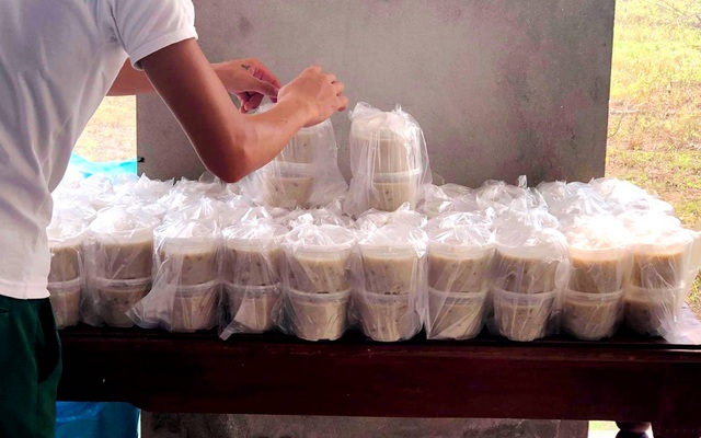 Chiến sĩ nấu cháo cho trẻ em, người già, người yếu sức khỏe