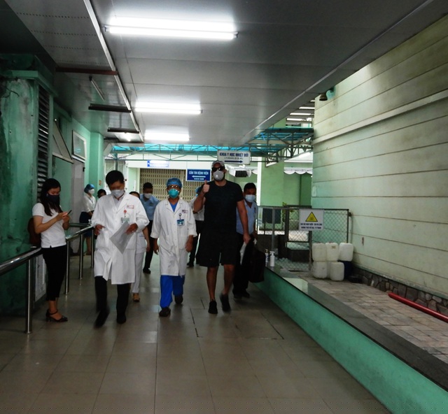 Bệnh nhân được các bác sĩ đưa từ Khoa Y học nhiệt đới ra xe 