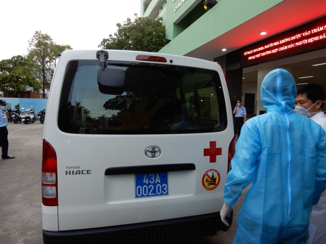 Bệnh nhân được đưa lên xe cấp cứu chở về nhà và tiếp tục cách ly 14 ngày theo quy định