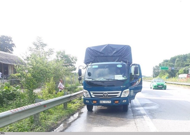 Tình trạng các phương tiện vẫn dừng nghỉ ăn uống, bơm nước mui ven đường tại khu vực này đã diễn ra nhiều năm nay. (Ảnh: Tuấn Anh/TTXVN)