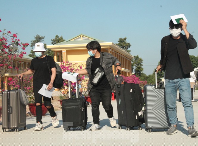 Rời nơi cách ly, cô gái Hàn Quốc nói ‘em lỡ yêu chú bộ đội mất rồi’ - ảnh 7