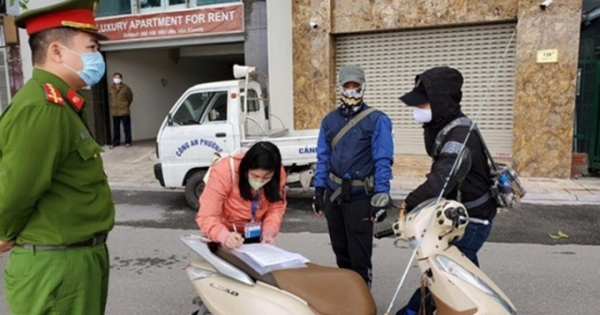Xử phạt tại chỗ 3 trường hợp ra đường khi không cần thiết tại quận Ba Đình