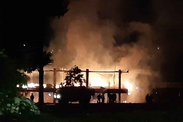 nha-rong-van-hoa-o-kon-tum-bi-set-danh-chay-rung-ruc-trong-mua